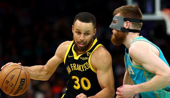 乐鱼体育：勇士队训练营：沙里奇展现防守意识，争夺轮换位置