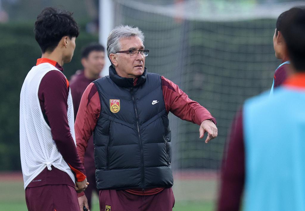 包含乐鱼体育:老将蒿俊闵转型教练“误人子弟”？球迷：别毁了中国足球的未来！的词条